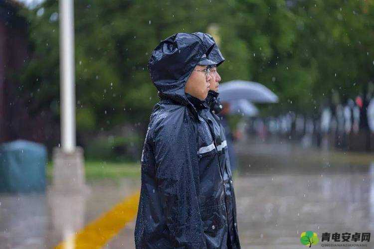 ju162 外勤中突然下大雨，外勤人员冒雨前行