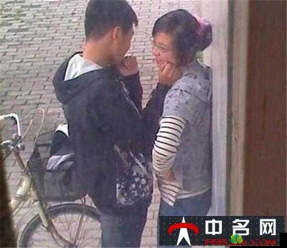 两男一女激情野战现场：吸乳画面震撼呈现