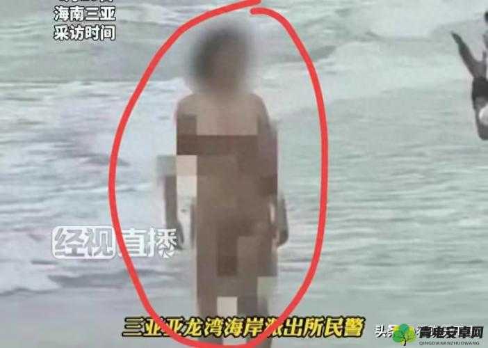 女性去掉所有服装后一丝不挂地站在镜子前